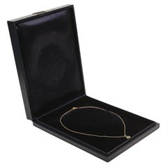 Ciondolo con peridoto taglio rotondo da 0,50 carati. Ciondolo con diamante da 0,05 ct in oro giallo 14k