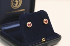Boucles d'oreilles avec rubis de 0,50 carat à taille ronde. Boucle d'oreille avec diamant de 0,10 ct, en or jaune 14 carats