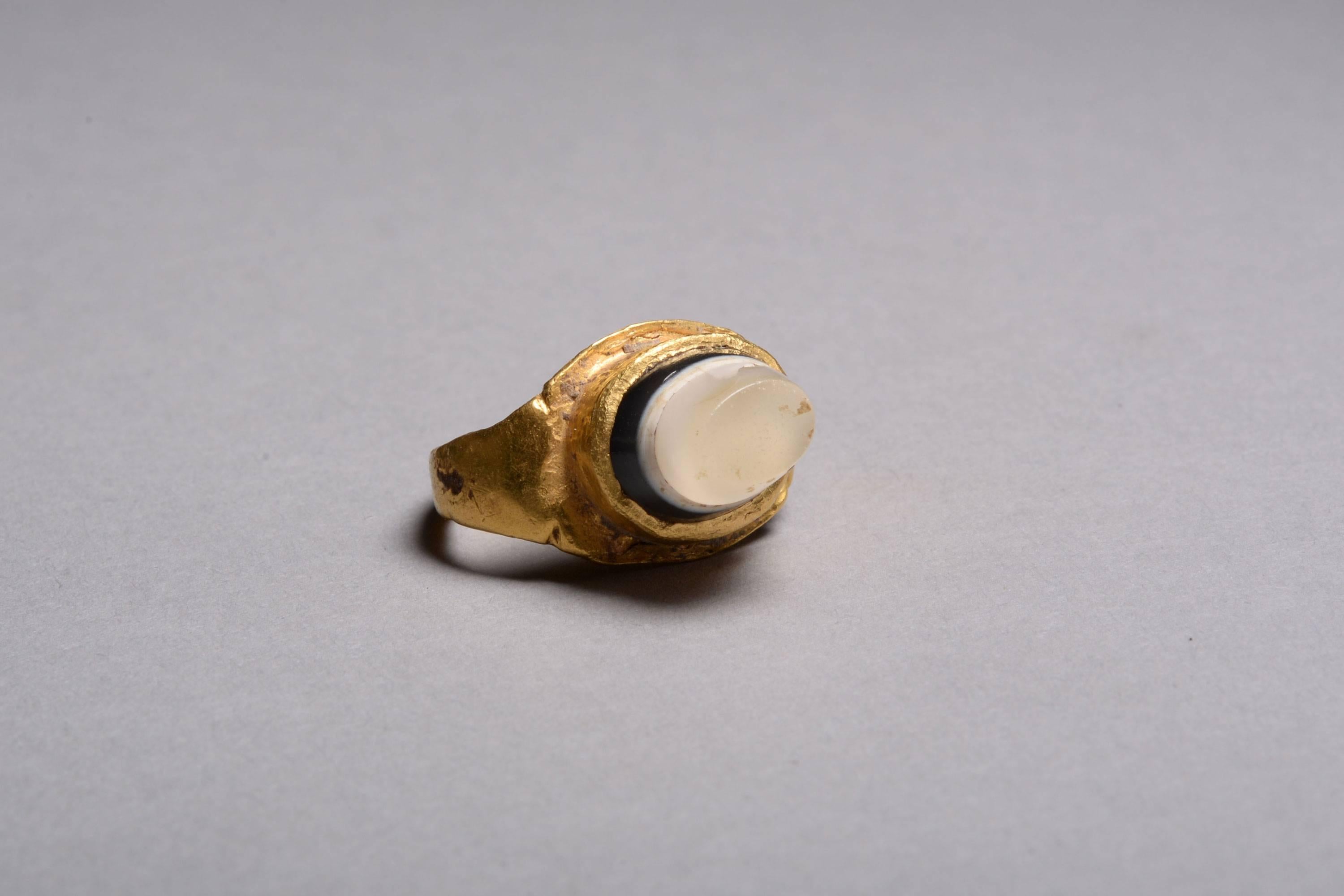 Ancient Roman Gold Banded Agate Finger Ring - 200 AD In Excellent Condition For Sale In London, GB
