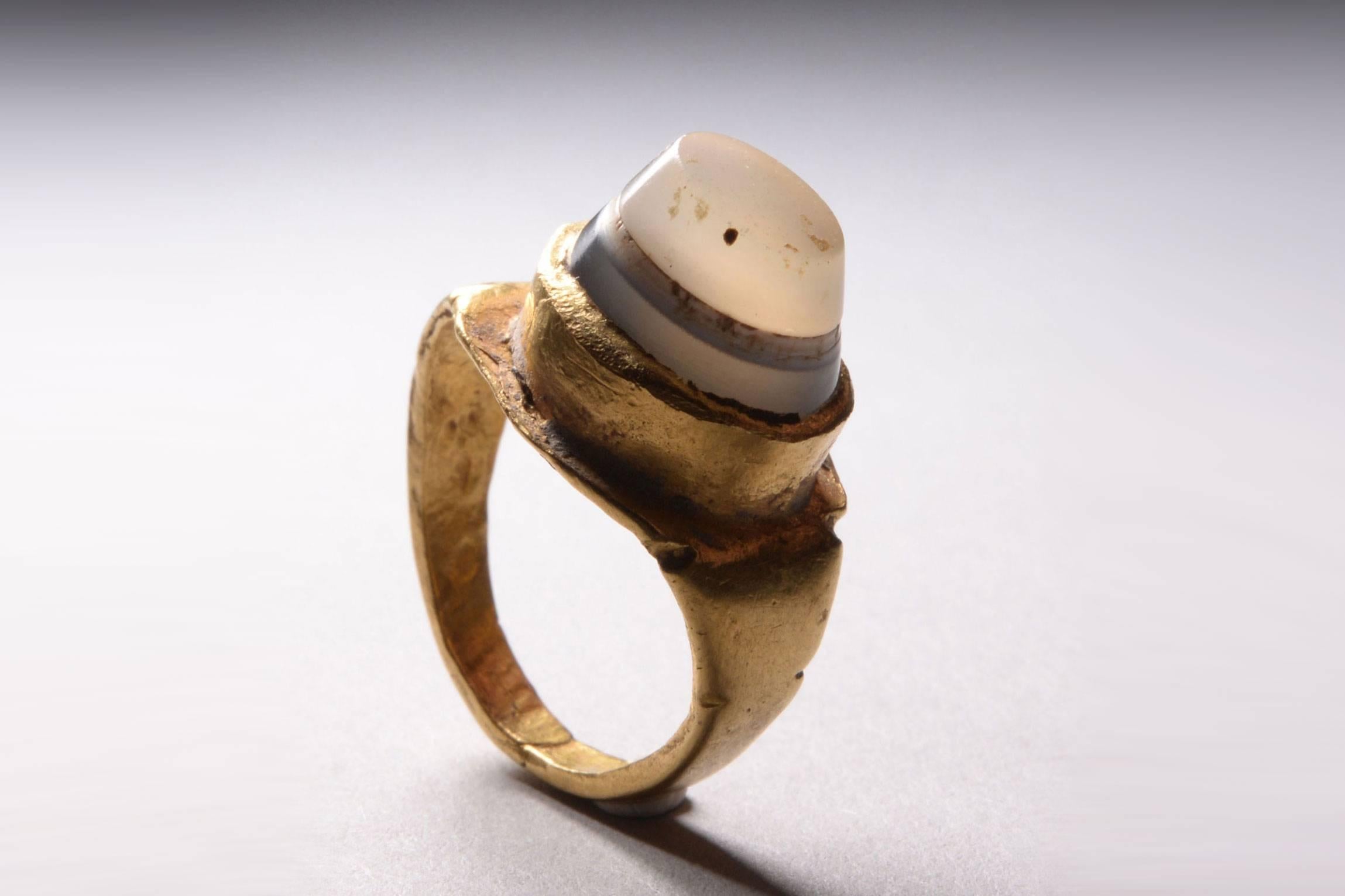 A beautiful, genuine, ancient Roman gold finger ring, set with banded agate intaglio, dating to approximately 200 AD.

The bezel with oval surround, accommodating a beautiful banded agate intaglio.

Provenance:

Ex. collection of Mr.G,