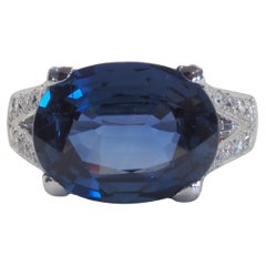 Anillo de Cóctel de Oro Blanco de 18 quilates con Zafiro Azul Limpio de 6,07 quilates y Diamante de 0,90 quilates