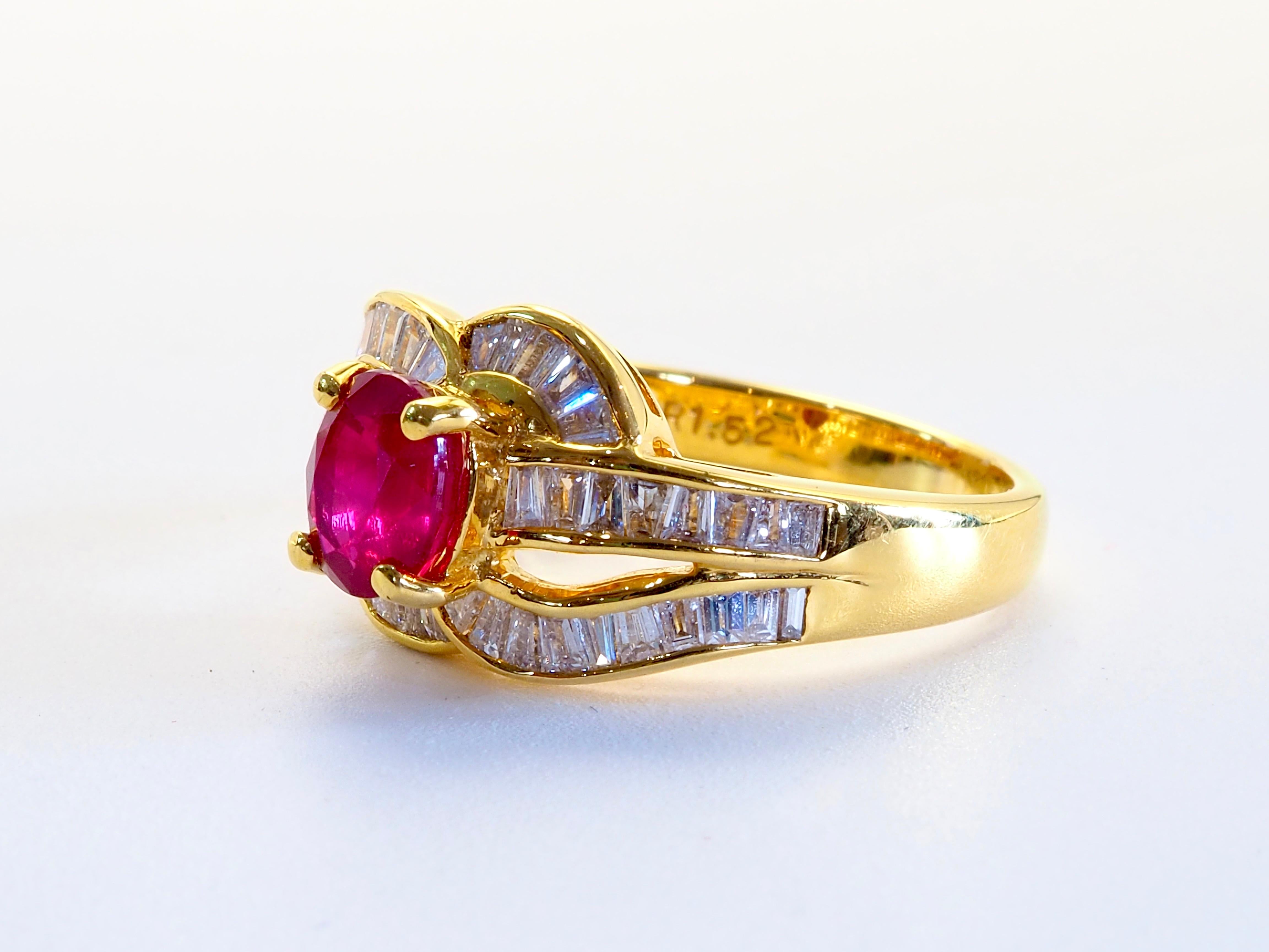 Cette magnifique bague est ornée d'un rare rubis Myanmar rouge de taille ovale de 1,26 carats. Le superbe rubis de taille ovale est très clair et présente une bonne réfraction. La couleur est presque sang de pigeon avec une petite nuance rosée. 
Les