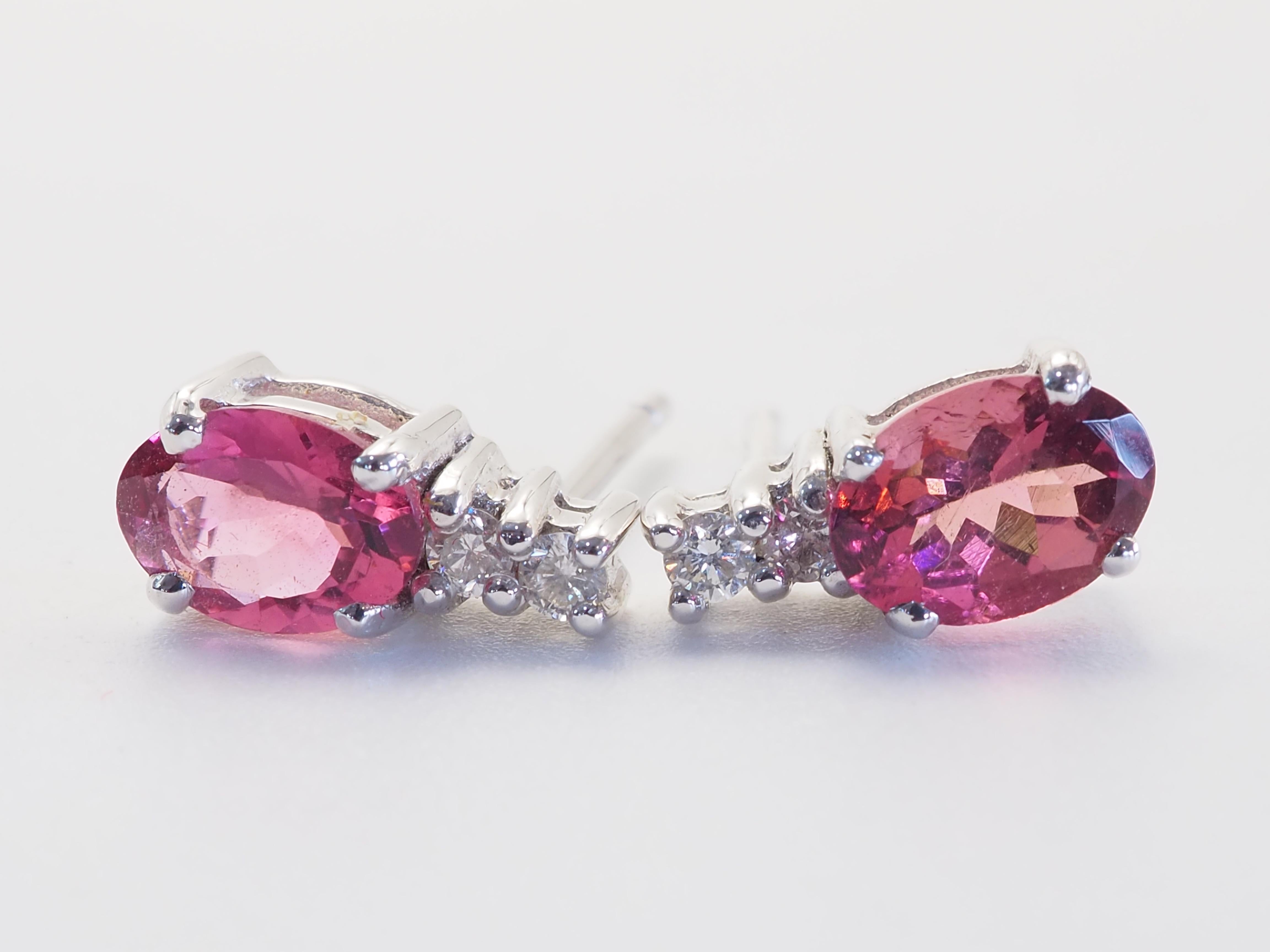 Ravissante tourmaline rose et diamant pour la vie de tous les jours. Les tourmalines sont de taille décente avec une surface claire et brillante.
4 diamants brillants de haute qualité ornent la section du poteau.

La boucle d'oreille est conçue pour