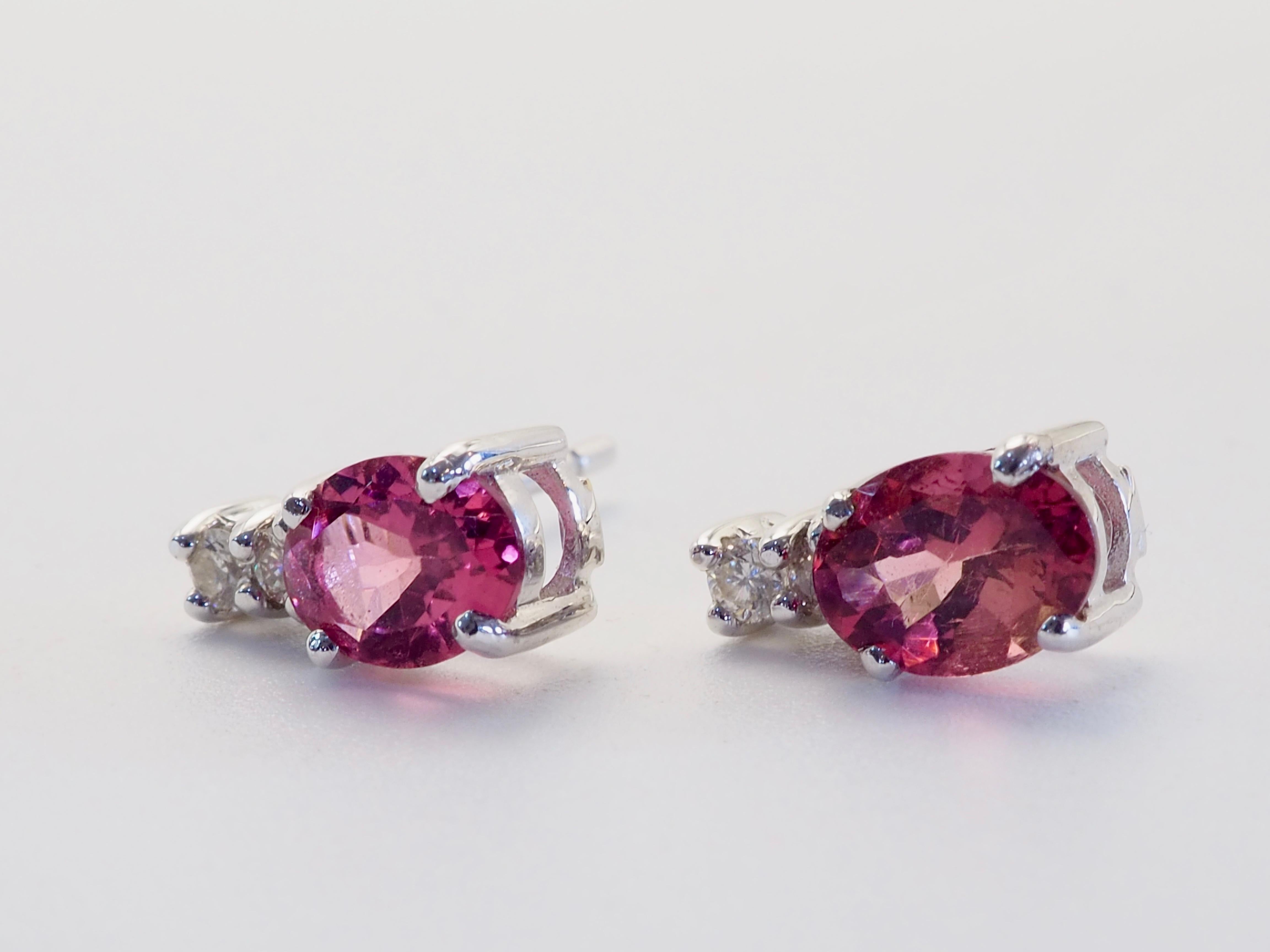 Boucles d'oreilles en or blanc 18 carats Tourmaline rose ovale de 2,10 carats et diamant de 0,12 carats Neuf - En vente à เกาะสมุย, TH