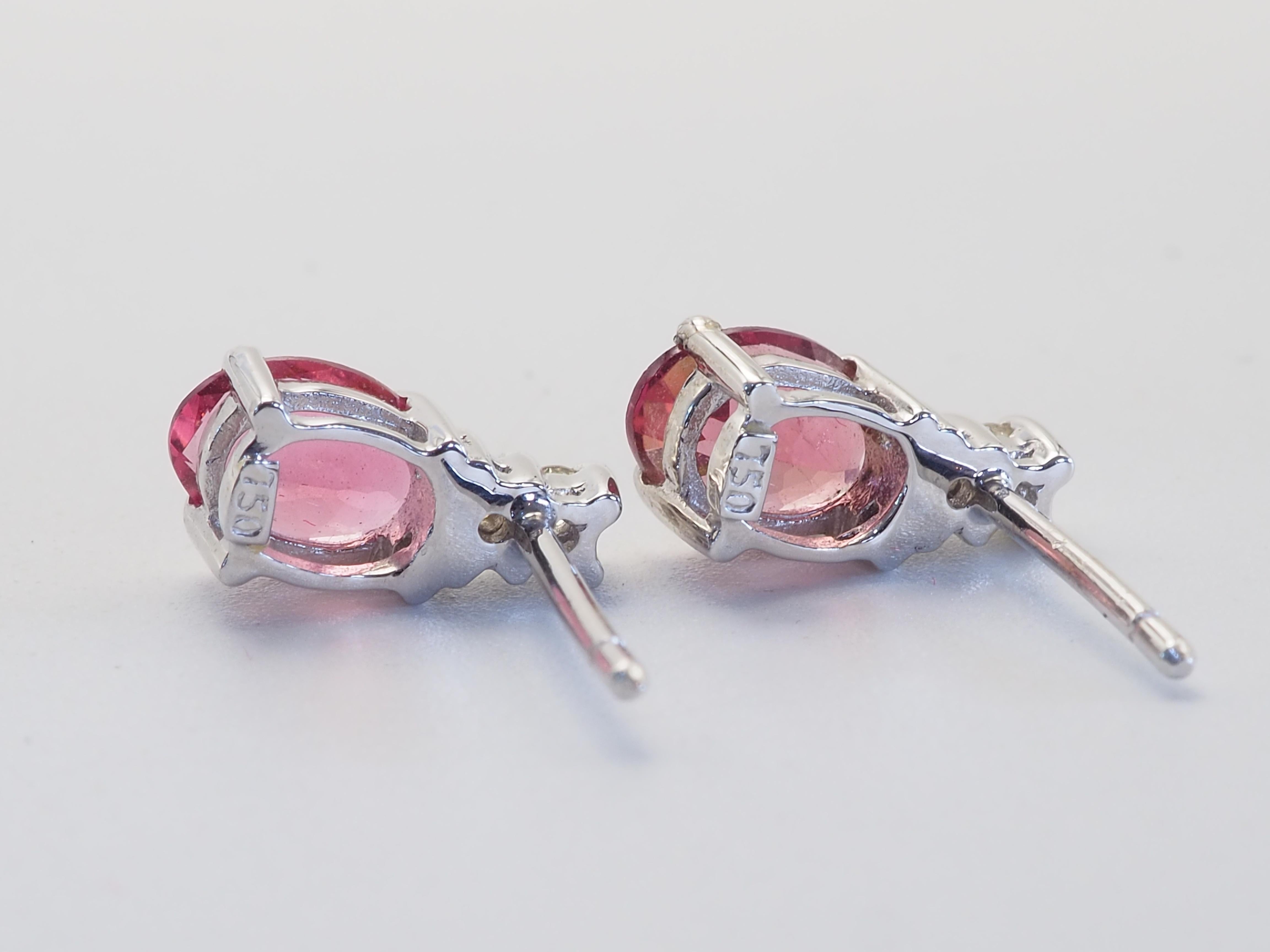 Taille ovale Boucles d'oreilles en or blanc 18 carats Tourmaline rose ovale de 2,10 carats et diamant de 0,12 carats en vente