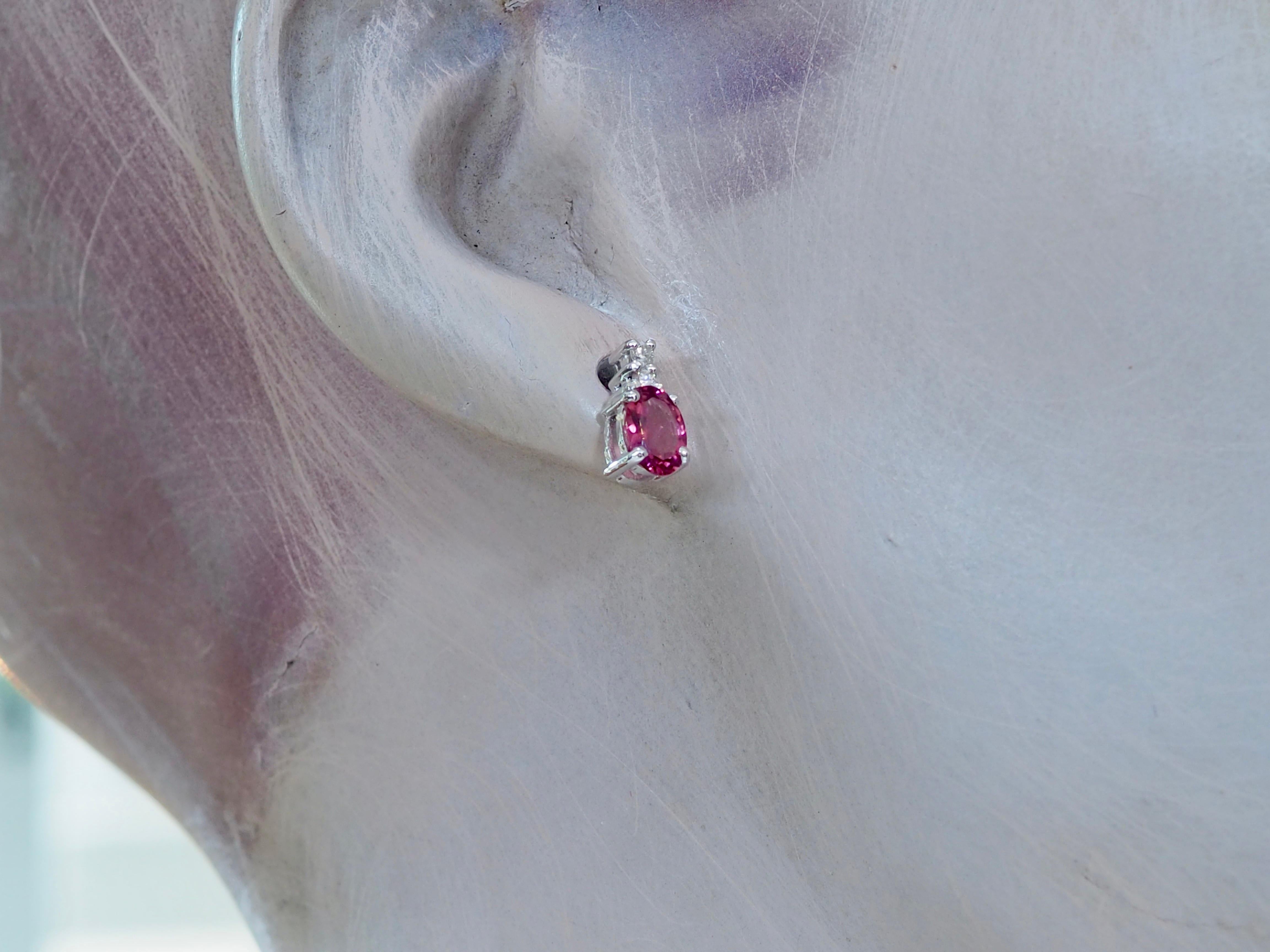 Boucles d'oreilles en or blanc 18 carats Tourmaline rose ovale de 2,10 carats et diamant de 0,12 carats en vente 1