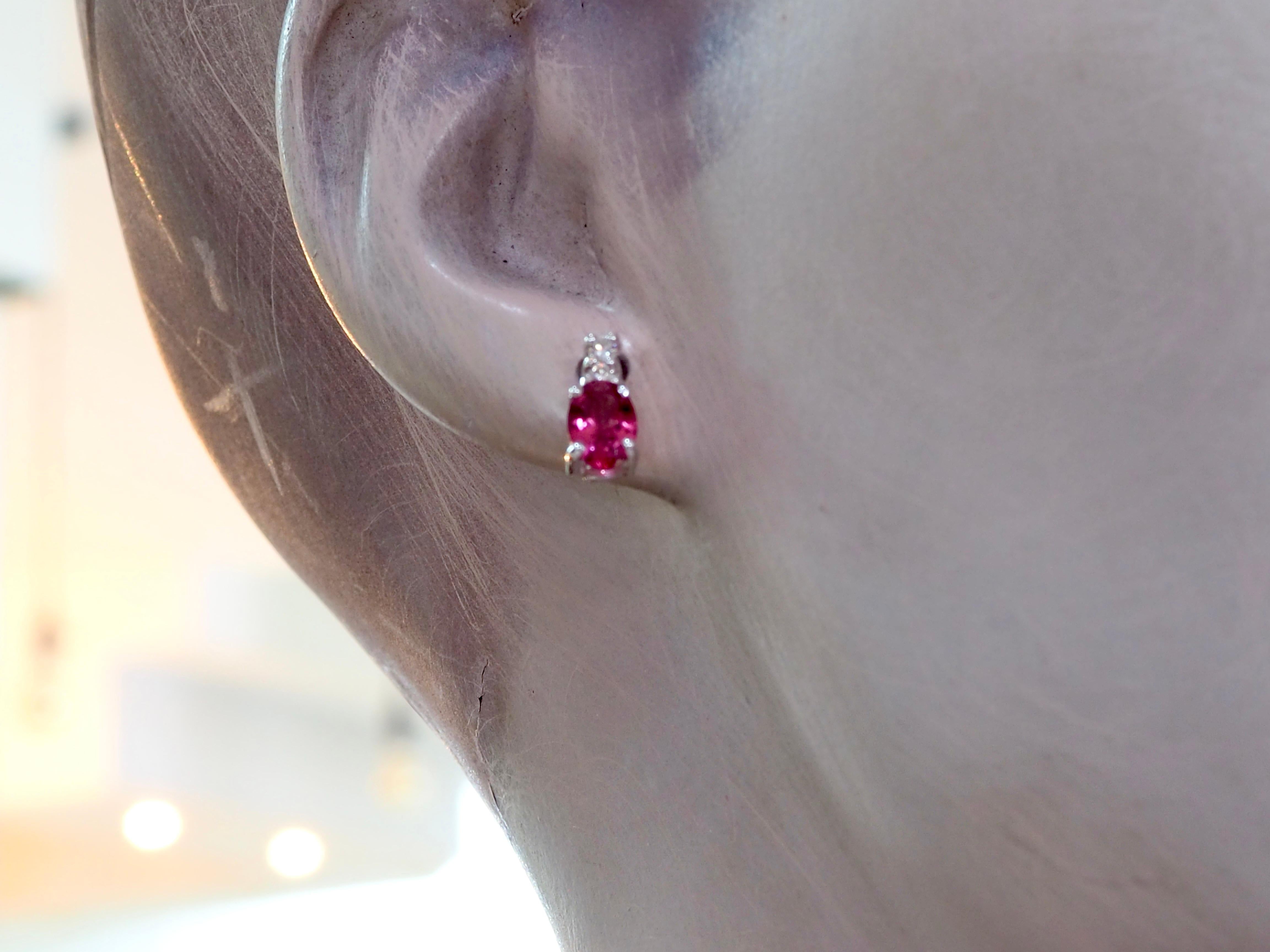 Boucles d'oreilles en or blanc 18 carats Tourmaline rose ovale de 2,10 carats et diamant de 0,12 carats en vente 2