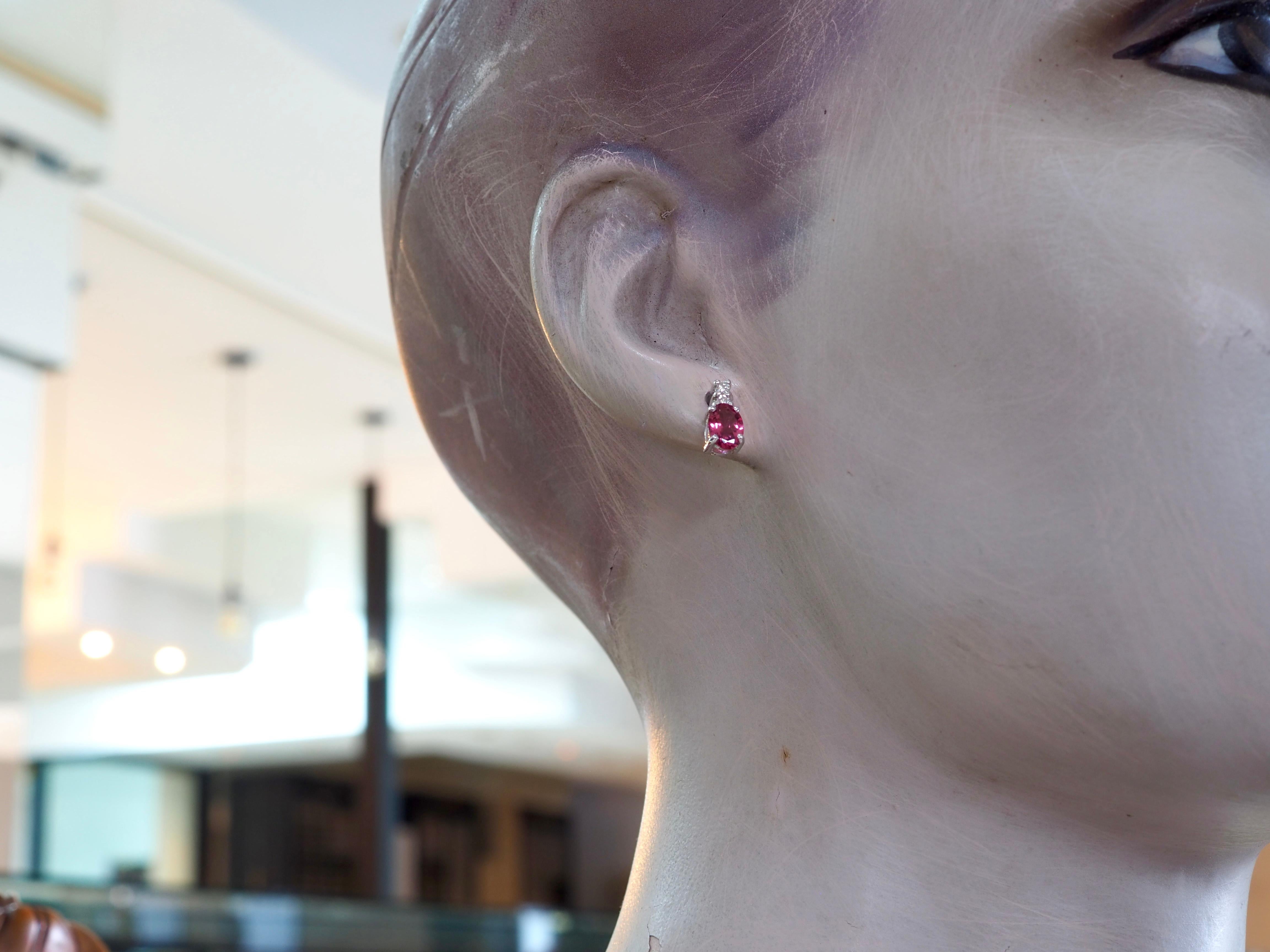 Boucles d'oreilles en or blanc 18 carats Tourmaline rose ovale de 2,10 carats et diamant de 0,12 carats en vente 3