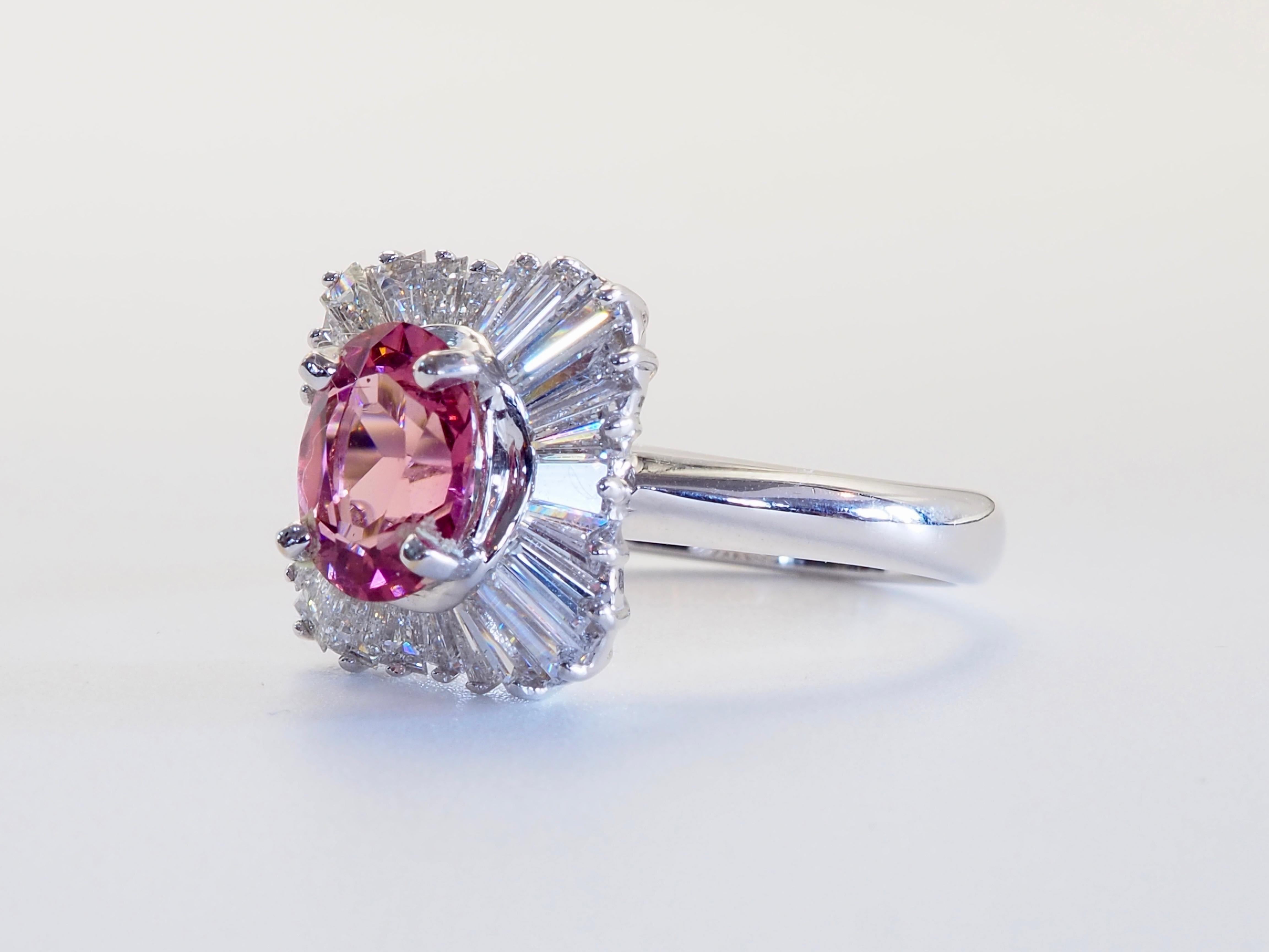 Bague haut de gamme avec une magnifique tourmaline rose en guise de pièce centrale. Décorée de nombreux diamants baguettes effilés de haute qualité et de taille convenable. Une pièce parfaite pour les cocktails, avec une qualité d'héritage.