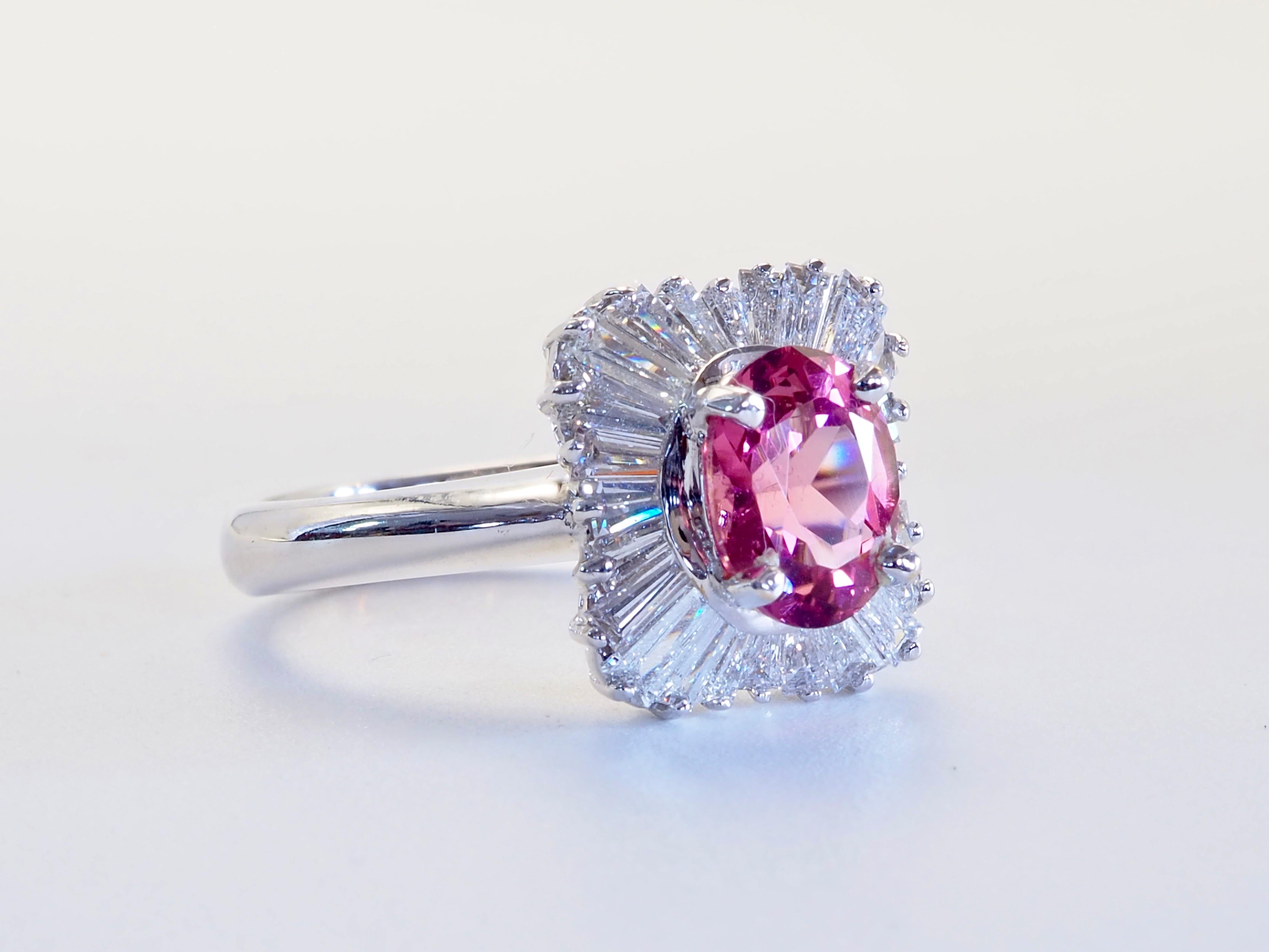 Bague en or blanc 18 carats avec tourmaline rose de 1,27 carats et diamant de 0,88 carats Neuf - En vente à เกาะสมุย, TH