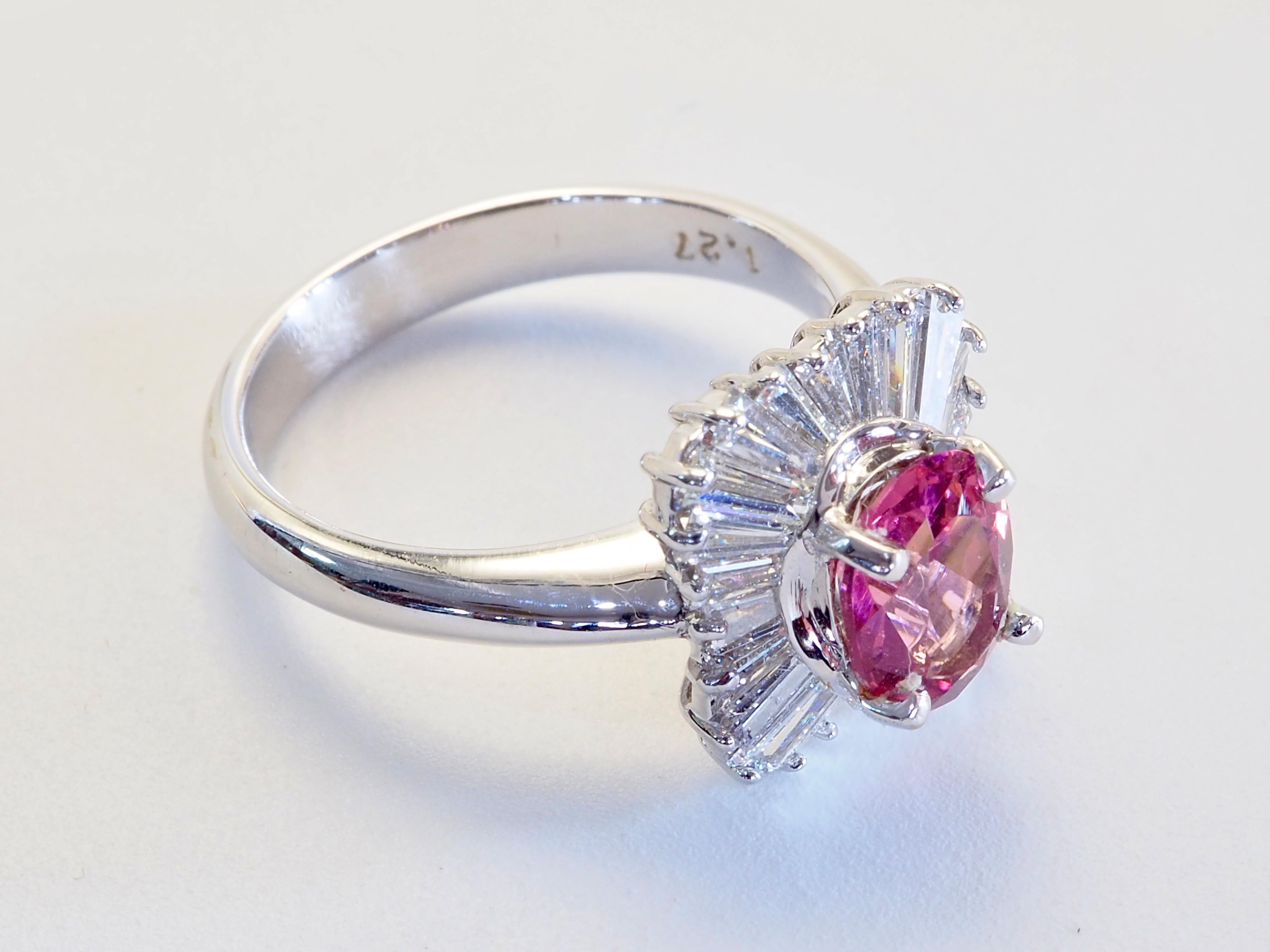 Bague en or blanc 18 carats avec tourmaline rose de 1,27 carats et diamant de 0,88 carats Pour femmes en vente
