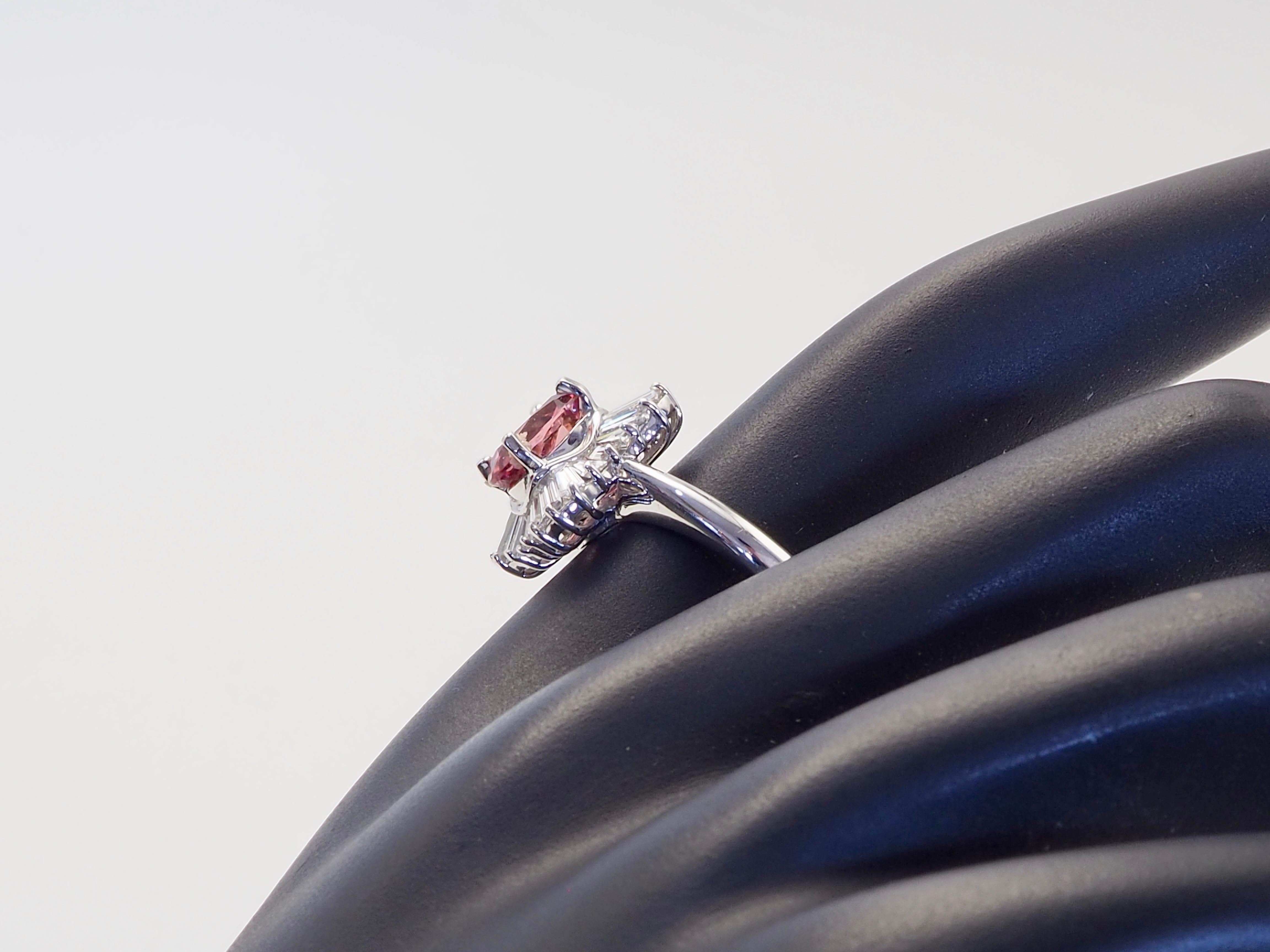 Bague en or blanc 18 carats avec tourmaline rose de 1,27 carats et diamant de 0,88 carats en vente 3