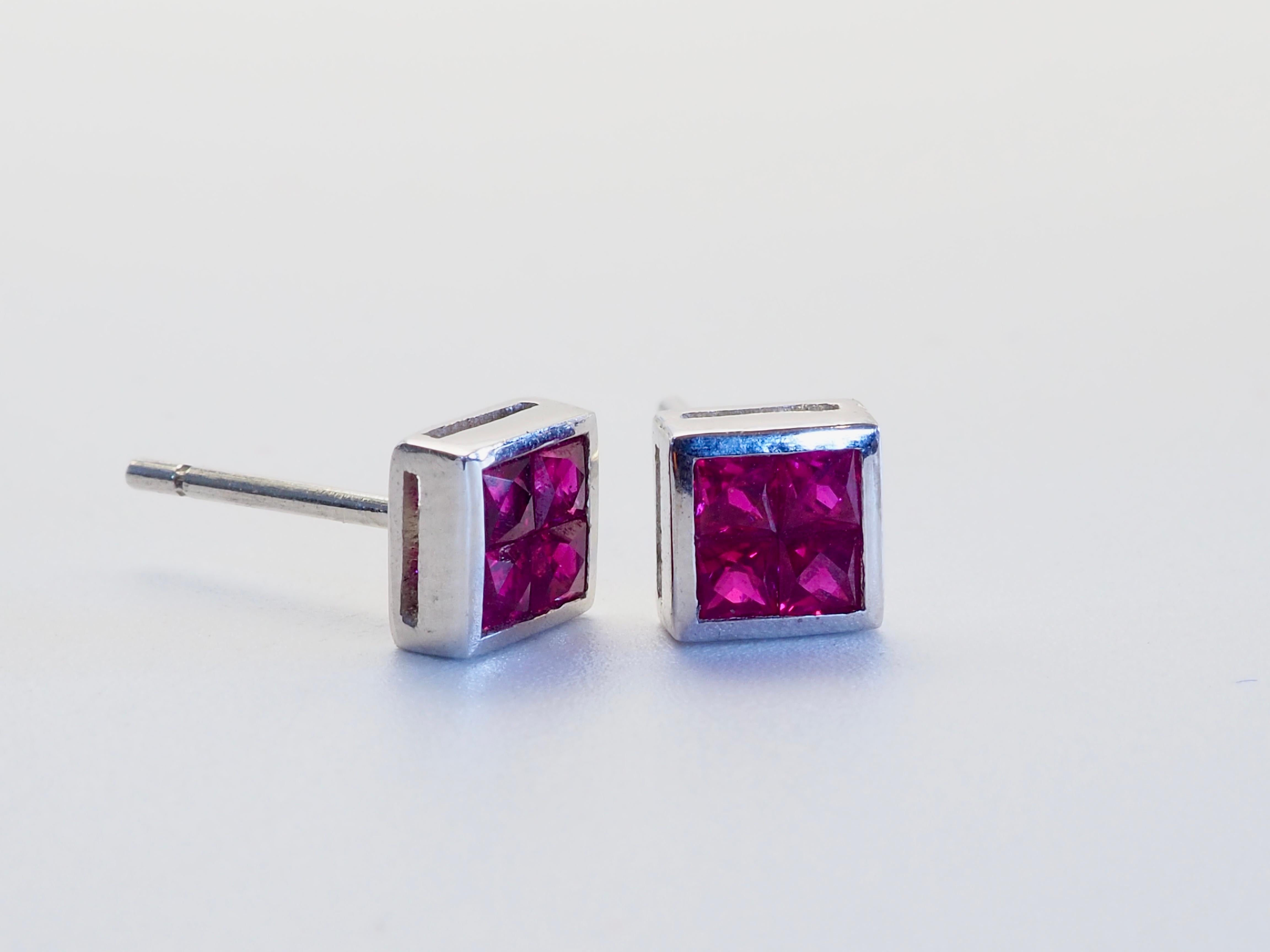 Taille carrée Boucles d'oreilles en or blanc 18 carats 1.30ct Squared Purplish Red Ruby Stud Ears en vente