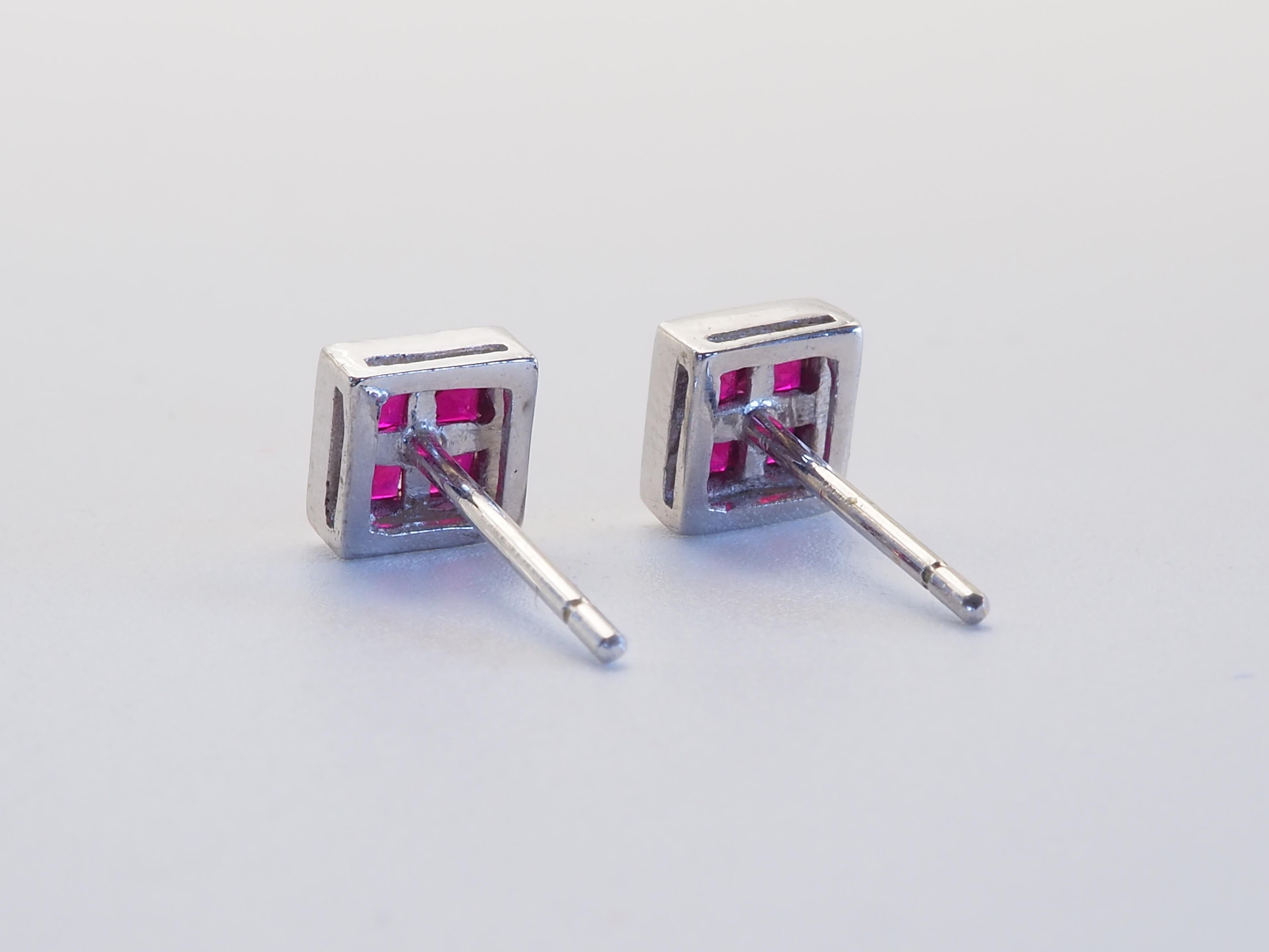 Art déco Boucles d'oreilles en or blanc 18 carats 1.30ct Squared Purplish Red Ruby Stud Ears en vente