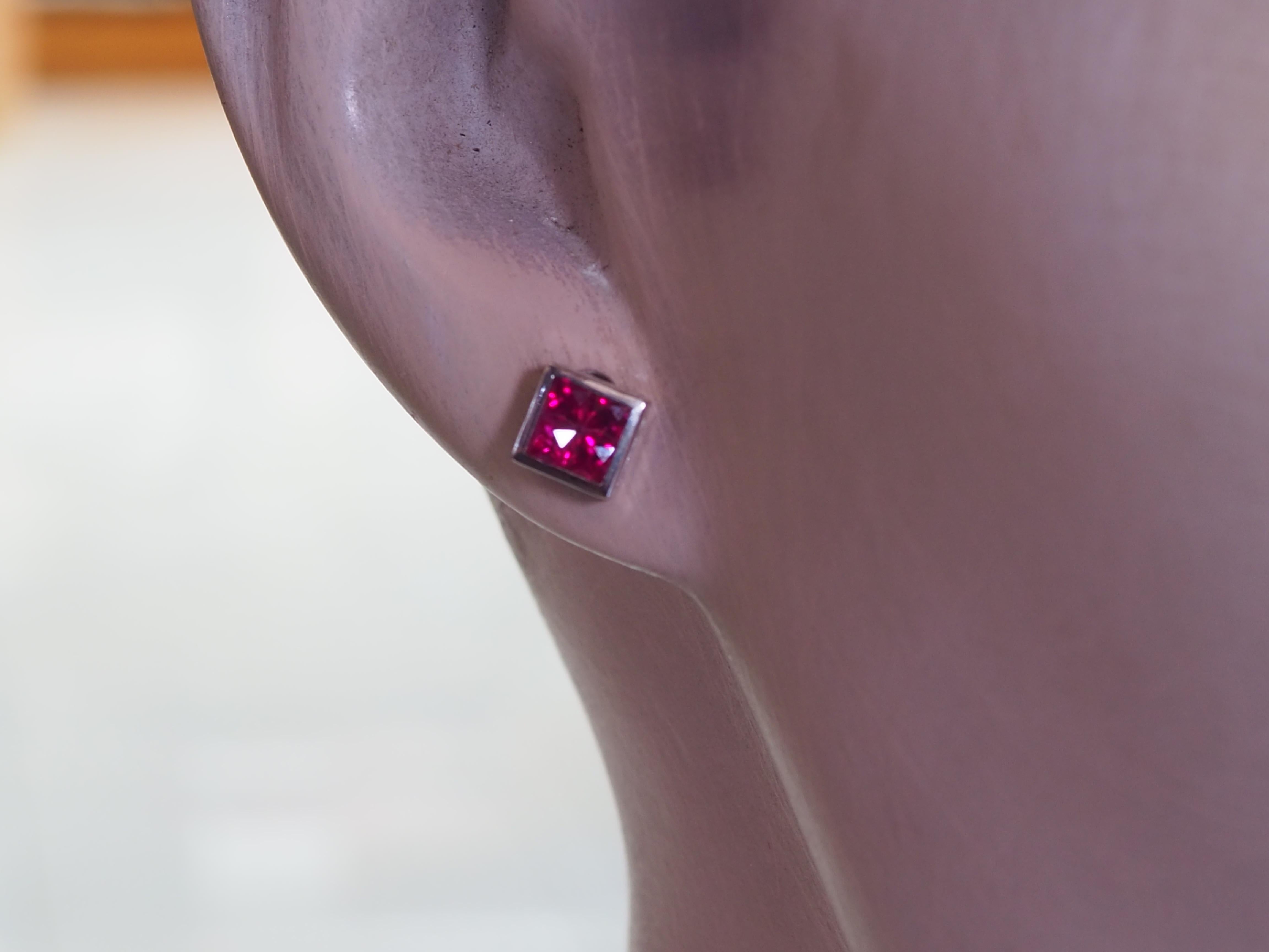 Boucles d'oreilles en or blanc 18 carats 1.30ct Squared Purplish Red Ruby Stud Ears en vente 1