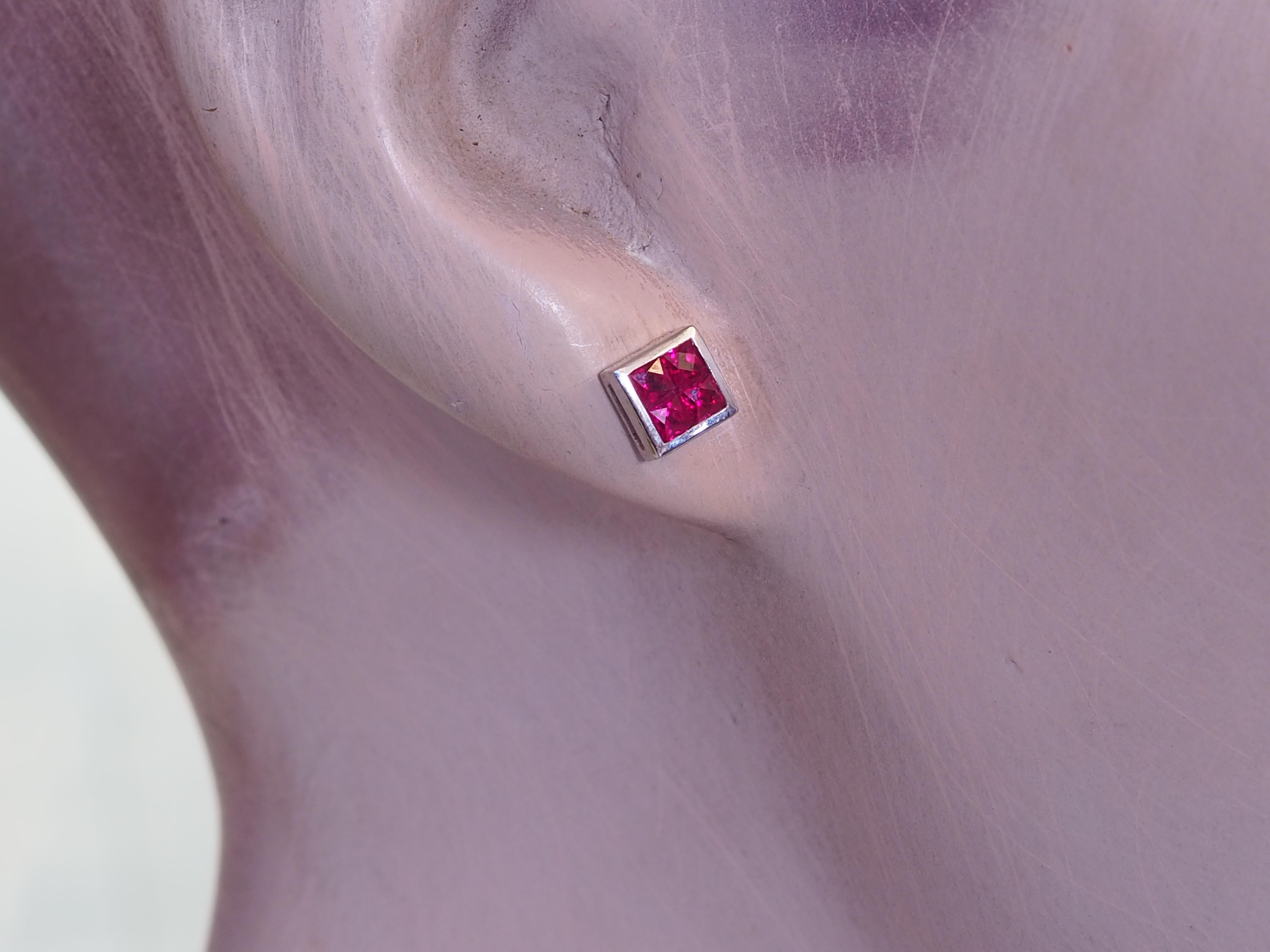 Boucles d'oreilles en or blanc 18 carats 1.30ct Squared Purplish Red Ruby Stud Ears Unisexe en vente