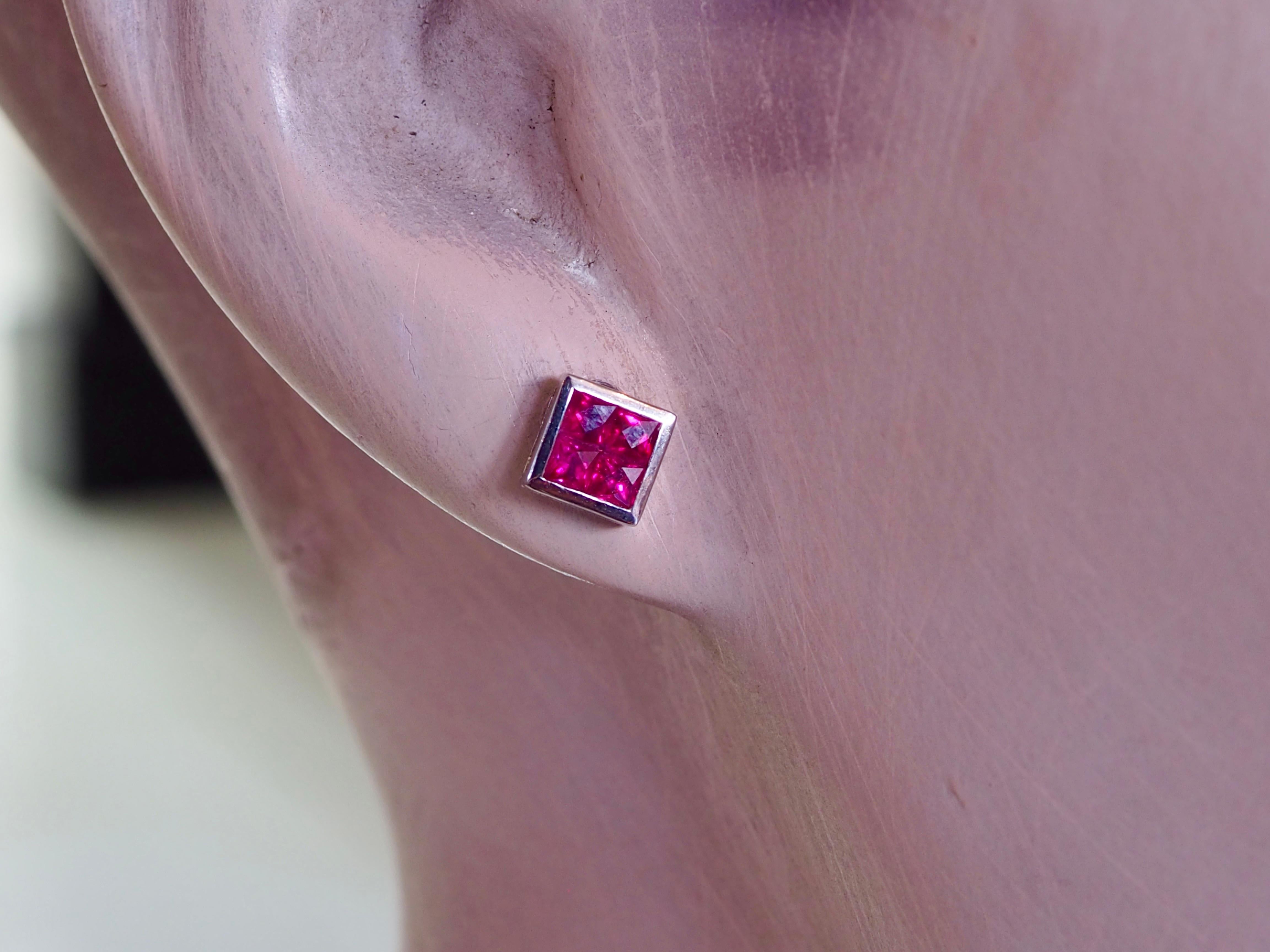 Boucles d'oreilles en or blanc 18 carats 1.30ct Squared Purplish Red Ruby Stud Ears en vente 2