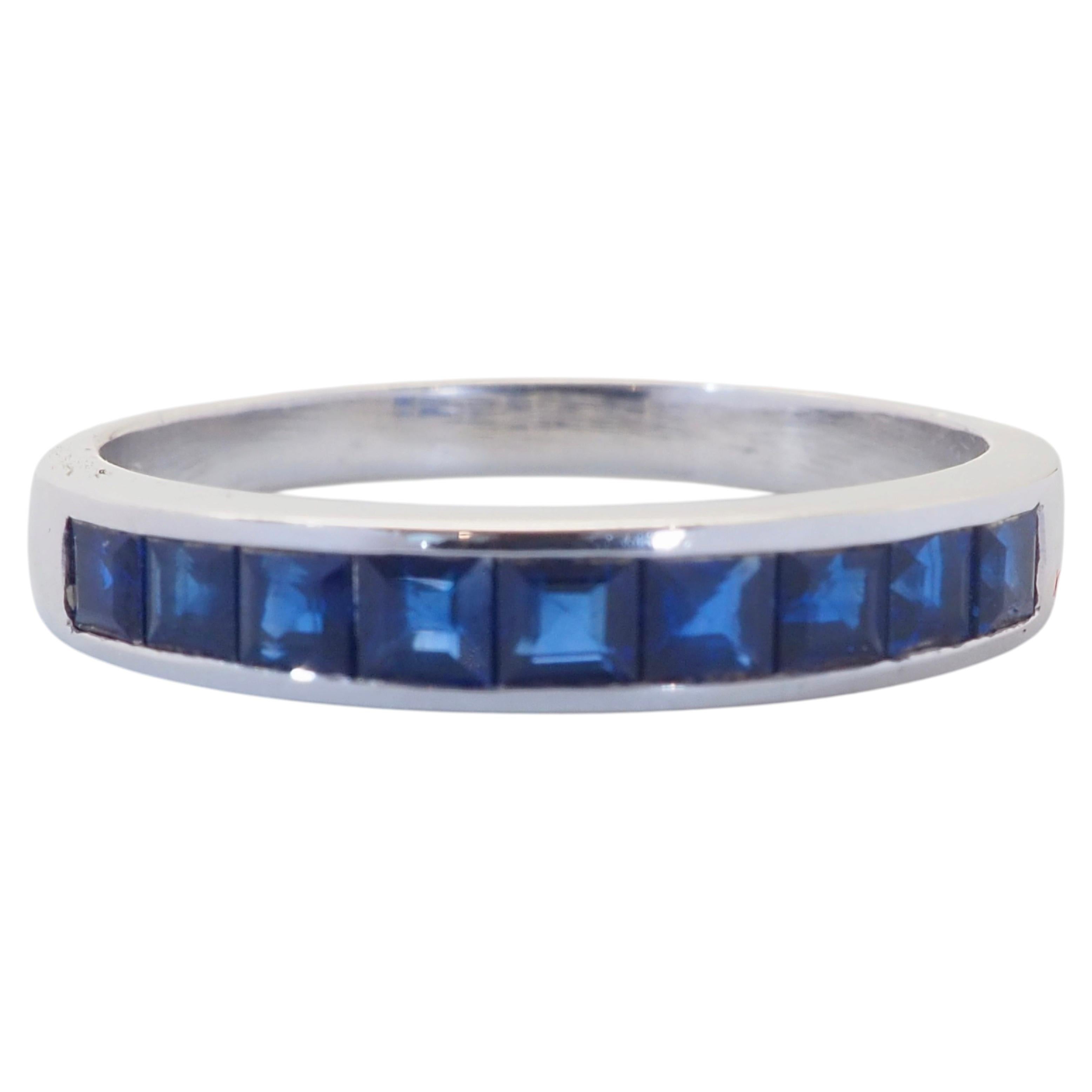 Moderner Ring aus 18 Karat Weißgold mit einem quadratischen blauen Saphir (1,20 Karat) in Kanalfassung