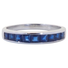Moderner Ring aus 18 Karat Weißgold mit einem quadratischen blauen Saphir (1,20 Karat) in Kanalfassung