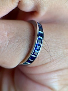 Moderner Ring aus 18 Karat Weißgold mit einem quadratischen blauen Saphir (1,20 Karat) in Kanalfassung