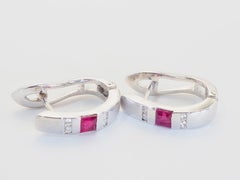Pendiente de oro blanco de 18 quilates con rubí cuadrado de 0,50 ct y diamante de 0,10 ct, con cierre de pestillo