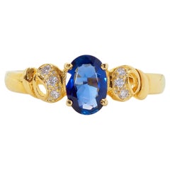 Anello sinuoso in oro 18 carati con zaffiro blu ovale da 0,70 carati e diamante da 0,10 carati