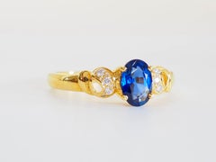 Anello sinuoso in oro 18 carati con zaffiro blu ovale da 0,70 carati e diamante da 0,10 carati