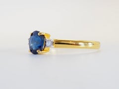 Anello a tre pietre in oro 18 carati con zaffiro blu da 0,86 carati e diamante da 0,07 carati