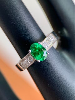 Anello in oro bianco 18 carati con tsavorite ovale verde vivido da 1,20 carati e diamante da 0,23 carati