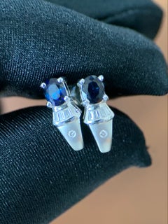Boucles d'oreilles longues en or blanc 18 carats, avec un saphir bleu ovale de 1 carat et un diamant de 0,16 carat