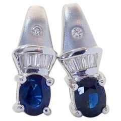 Boucles d'oreilles longues en or blanc 18 carats, avec un saphir bleu ovale de 1 carat et un diamant de 0,16 carat