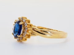 Anello con halo a raggi di sole in oro 18 carati con zaffiro blu ovale da 0,74 carati e diamante da 0,12 carati