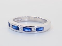 Ring aus 18-karätigem Weißgold aus den 1990er Jahren mit einem blauen Saphir (0,60 Karat) und einem Diamanten (0,15 Karat)