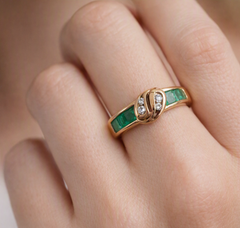 Vintage-Ring aus den 1990er Jahren aus 18-karätigem Gelbgold mit einem Smaragd von 0,60 Karat und einem Diamanten von 0,05 Karat