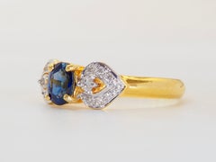 Bague abstraite des années 1990 en or jaune 18 carats, sertie d'un saphir bleu de 0,55 carat et d'un diamant de 0,07 carat