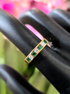 Vintage 1980s 18K Yellow Gold 0.40 Carats Emerald & 0.04ct Diamond Band Ring