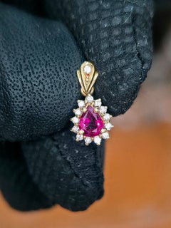 Pendentif en or jaune 18 carats avec un rubis rouge foncé taille poire de 0,45 carat et un halo de diamants de 0,10 ct
