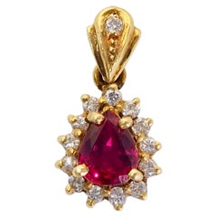 Pendentif en or jaune 18 carats avec un rubis rouge foncé taille poire de 0,45 carat et un halo de diamants de 0,10 ct