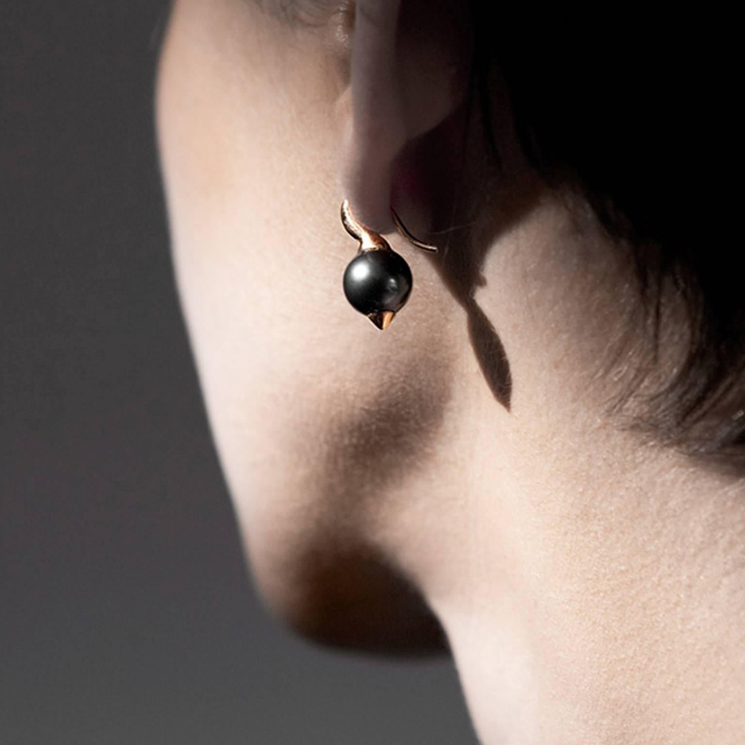 Chic, discreet and as elegant on the ear as it is off - this Tahitian Pearl has been ‘hooked’ with 18 carat rose gold, in-keeping with the piratical theme of the ‘Aguila Dorada’ collection by Hannah Martin. 

The inky-hues of the pearl contrast