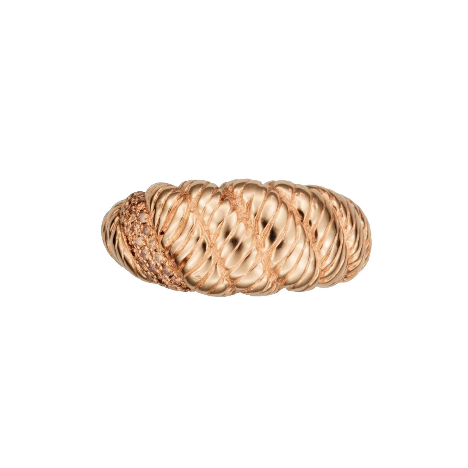 The rose gold Rope Ring is one of Hannah's most detailed tributes to the seafaring character that she based the collection on.

Painstakingly carved by hand from wax, this shape is both tactile and ample. Its 18k rose gold allows each tiny detail
