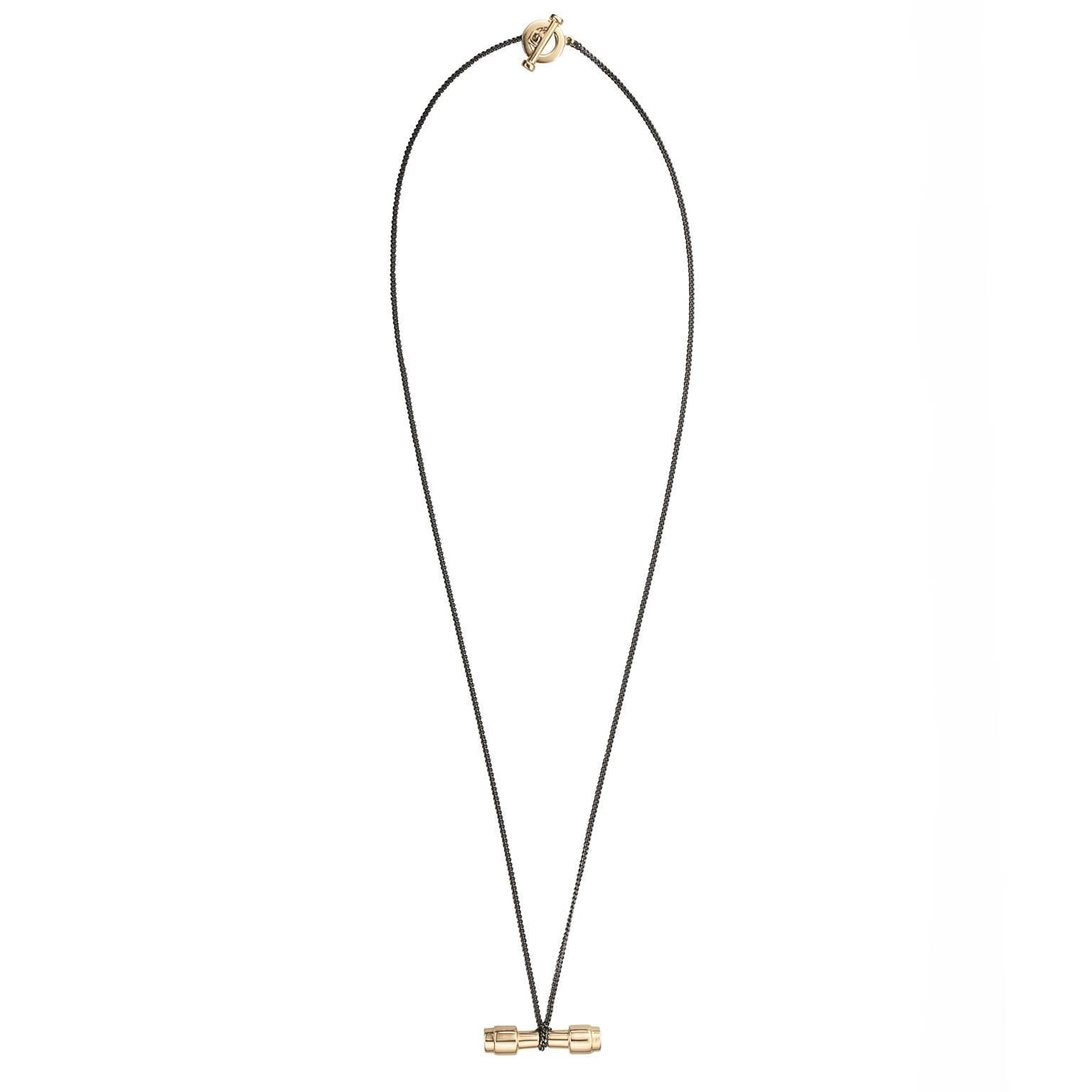 This 18k yellow gold necklace captures the barrel of a traditional ship's shackle on its chain. The sculptural yet simple gold bar on chain sits elegantly on the man or woman who wears it - a play on a traditional style, with a modern