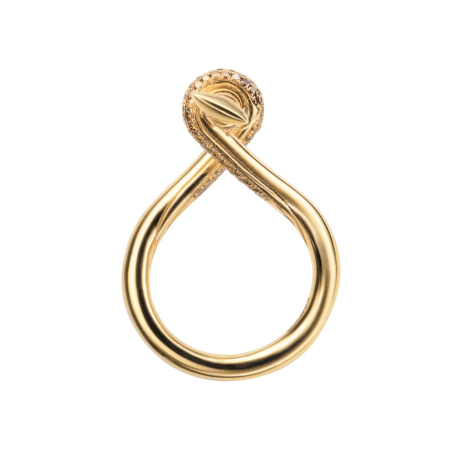 Taking its design cues from the traditional shackle, this striking ring twists away from the finger to hold the shackle bar elegantly above the finger. A subtle and sculptural design, this ring whispers tales of subversive luxury. Cognac brown