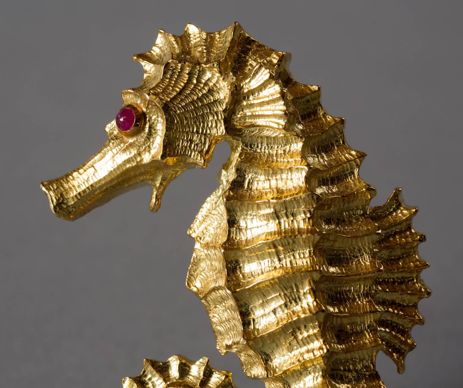 1970s David Webb Ruby Gold Seahorse Pin Brooch In Excellent Condition In Houston, TX