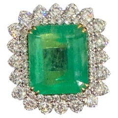 Bague à grappe d'émeraudes naturelles de 7,98 carats de Colombie et de couleur Vivid Green Emerald
