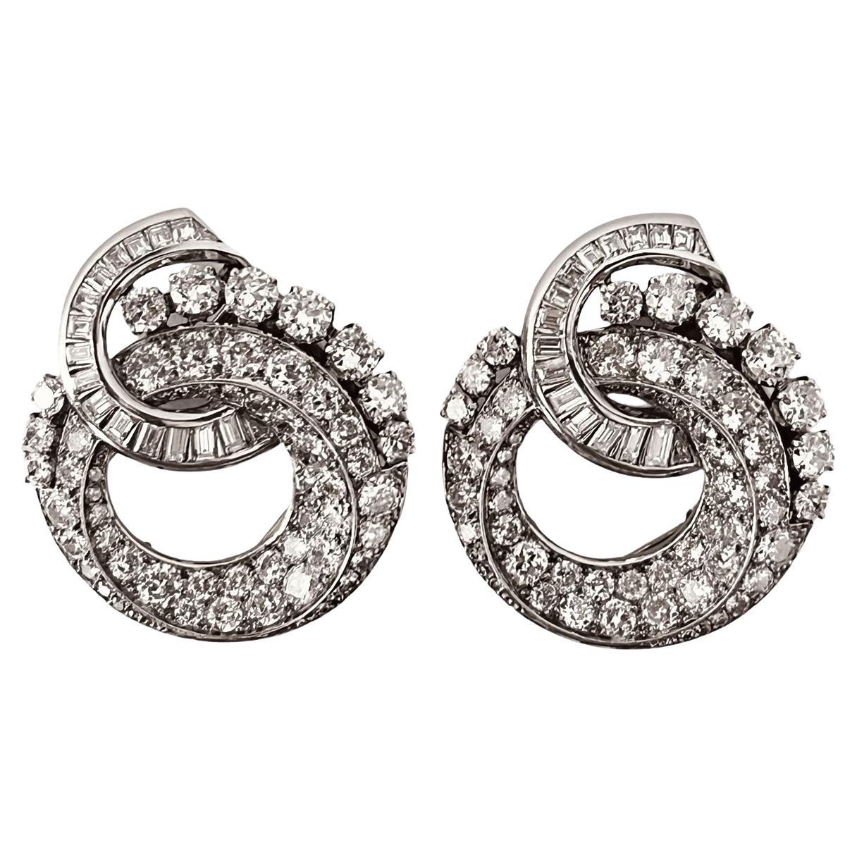 A Pair Of 10 Carats  Diamond Clip Brooches Mounted In Platinum. Circa 1930