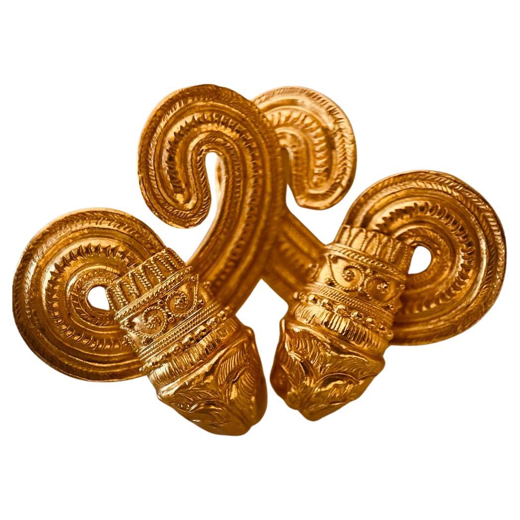 LALAOUNIS - Une paire de Clips d'oreilles à tête de lion en or jaune 22ctS C-roll.