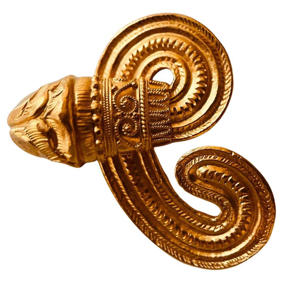 LALAOUNIS - une paire de clips d'oreille à tête de lion en or jaune 22ct à volute C. Environ 3,7 cm de longueur sur 3,1 cm. Ces clips d'oreille artisanaux ont été fabriqués selon une ancienne technique grecque. Poids : 33,8 grammes. Signé 