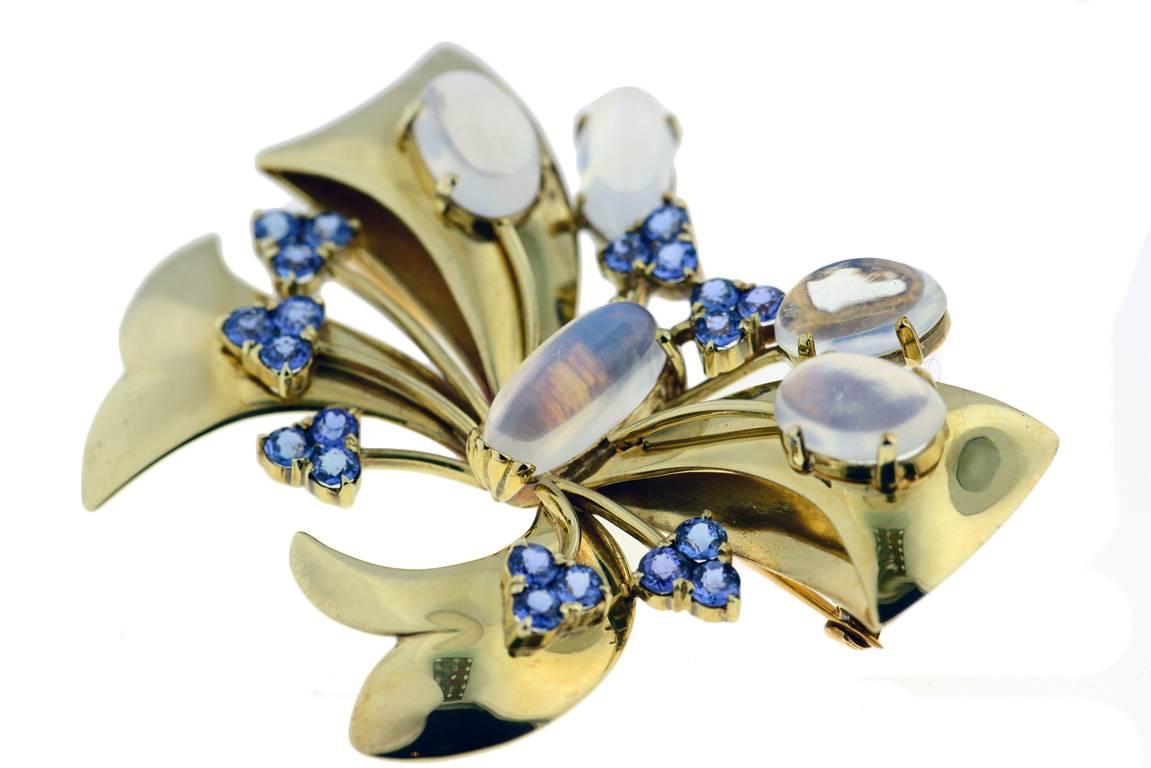 1940s Tiffany & Co. Montana Sapphire Moonstone Gold Pin In Excellent Condition For Sale In Hartsdale, NY