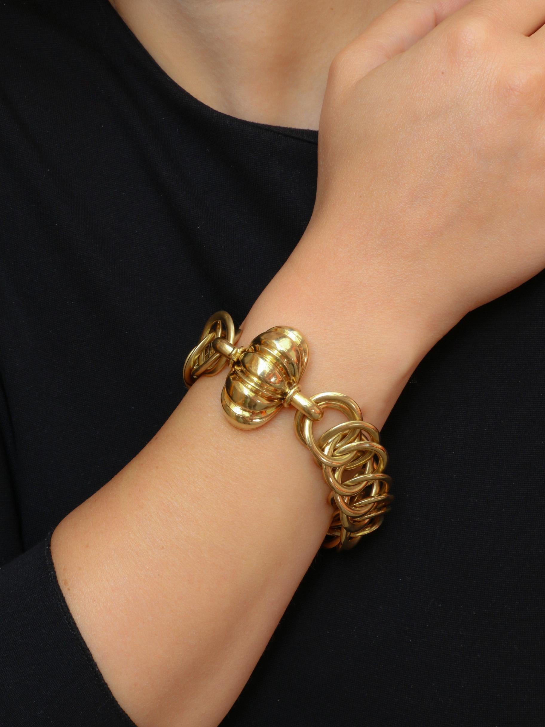 Bracelet vintage en or jaune de Cartier

Cartier - Bracelet en or 18k (750°/°°) composé d'une chaîne formée de maillons circulaires. Le fermoir présente un design en forme de coquille. Artisanat français vers 1950. Signé Cartier Paris, avec un