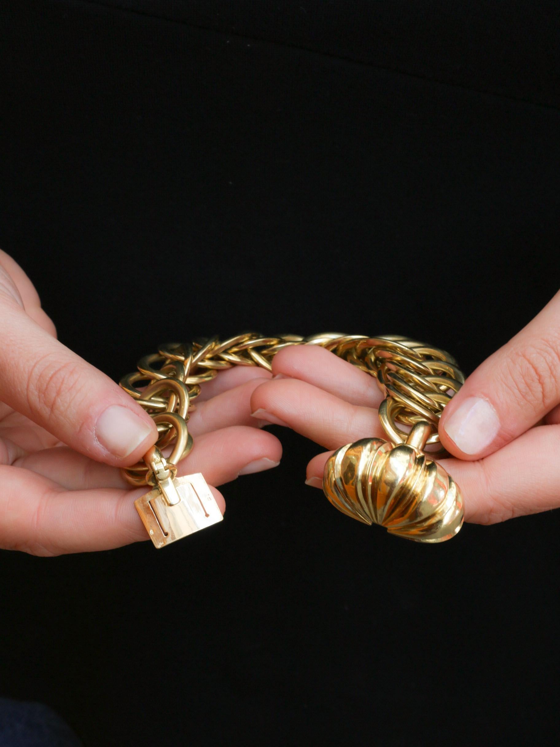 CARTIER Bracelet en or jaune à maillons en forme de coquillage en vente 3